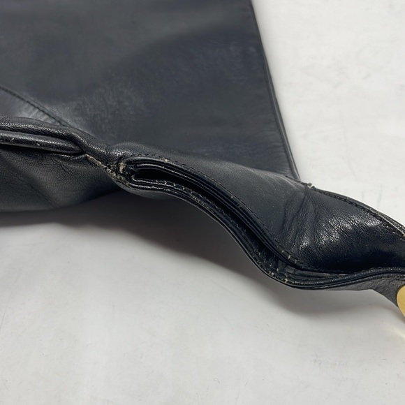 Elegant Black Leather Shoulder Bag - Picture 14 of 16